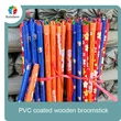 مقبض مكنسة خشبية مطلية بـ PVC من الصين، عصي ممسحة منزلية خشبية من الأوكالبتوس