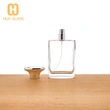 Frasco de vidrio de perfume cuadrado plano de 100 ml con tapa negra en relieve