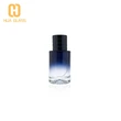 botella de perfume de cristal engarzado con tornillo azul diseño de la marca dior savage 50ml