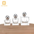 Frascos de perfume decorativos de forma cuadrada con tapa de bola plateada.