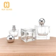 Frascos de perfume decorativos de forma cuadrada con tapa de bola plateada.