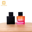 Frasco de perfume de vidrio negro con forma de cubo cuadrado de 100 ml con tapa de madera negra
