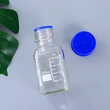 Botellas cuadradas de vidrio ámbar y transparente, resistentes a productos químicos, para uso en laboratorio.