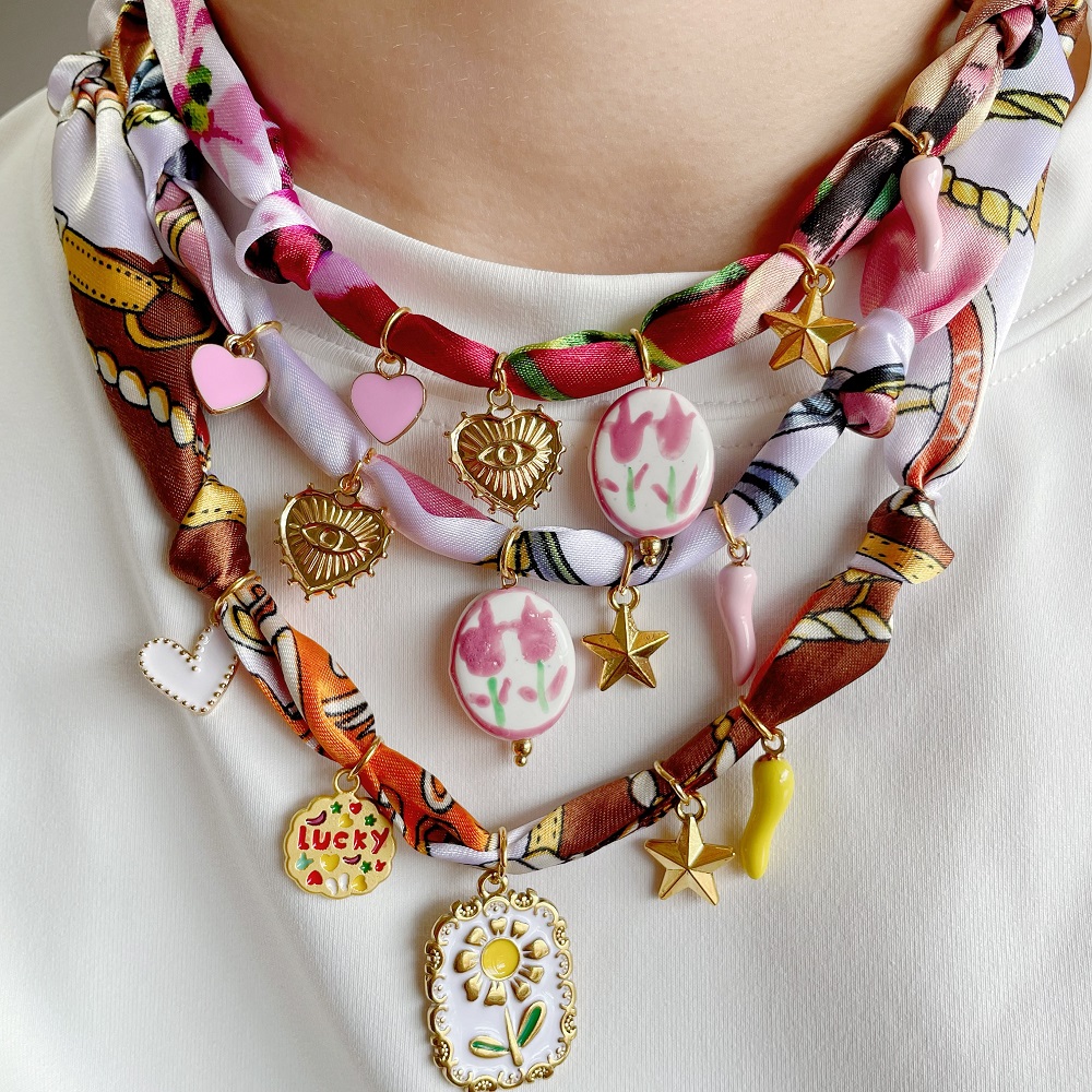 Collar estilo bufanda boho, gargantilla bandana ajustable con corazones, pimientos, estrellas y colgantes de esmalte.