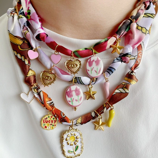 Collar estilo bufanda boho, gargantilla bandana ajustable con corazones, pimientos, estrellas y colgantes de esmalte.