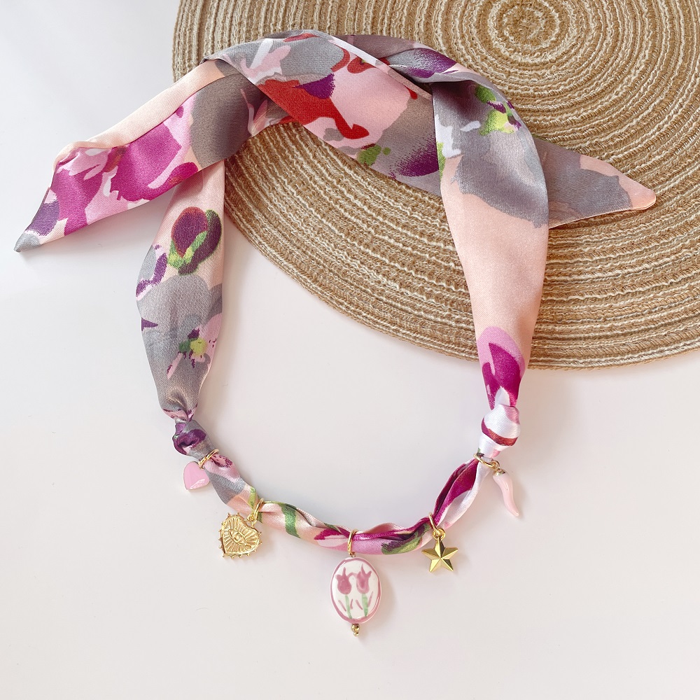 Collar estilo bufanda boho, gargantilla bandana ajustable con corazones, pimientos, estrellas y colgantes de esmalte.