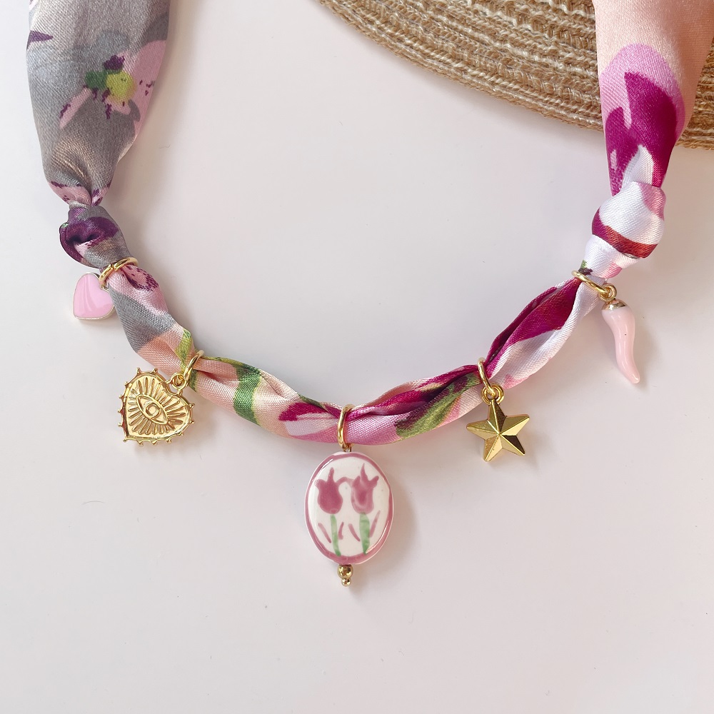 Collar estilo bufanda boho, gargantilla bandana ajustable con corazones, pimientos, estrellas y colgantes de esmalte.