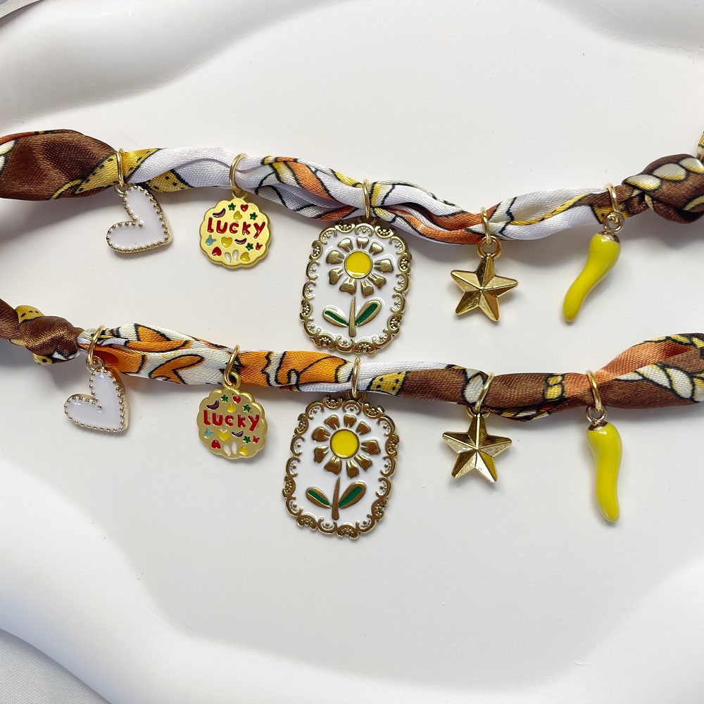 Collar estilo bufanda boho, gargantilla bandana ajustable con corazones, pimientos, estrellas y colgantes de esmalte.