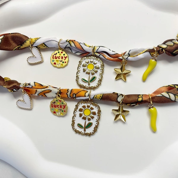 Collar estilo bufanda boho, gargantilla bandana ajustable con corazones, pimientos, estrellas y colgantes de esmalte.