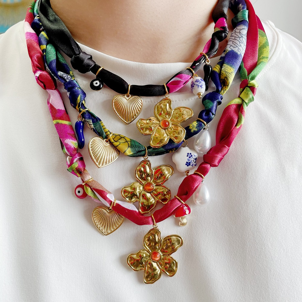 foulard bandana ras du cou pour femme avec fleur, perles et breloques, collier réglable