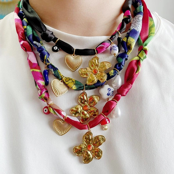 foulard bandana ras du cou pour femme avec fleur, perles et breloques, collier réglable