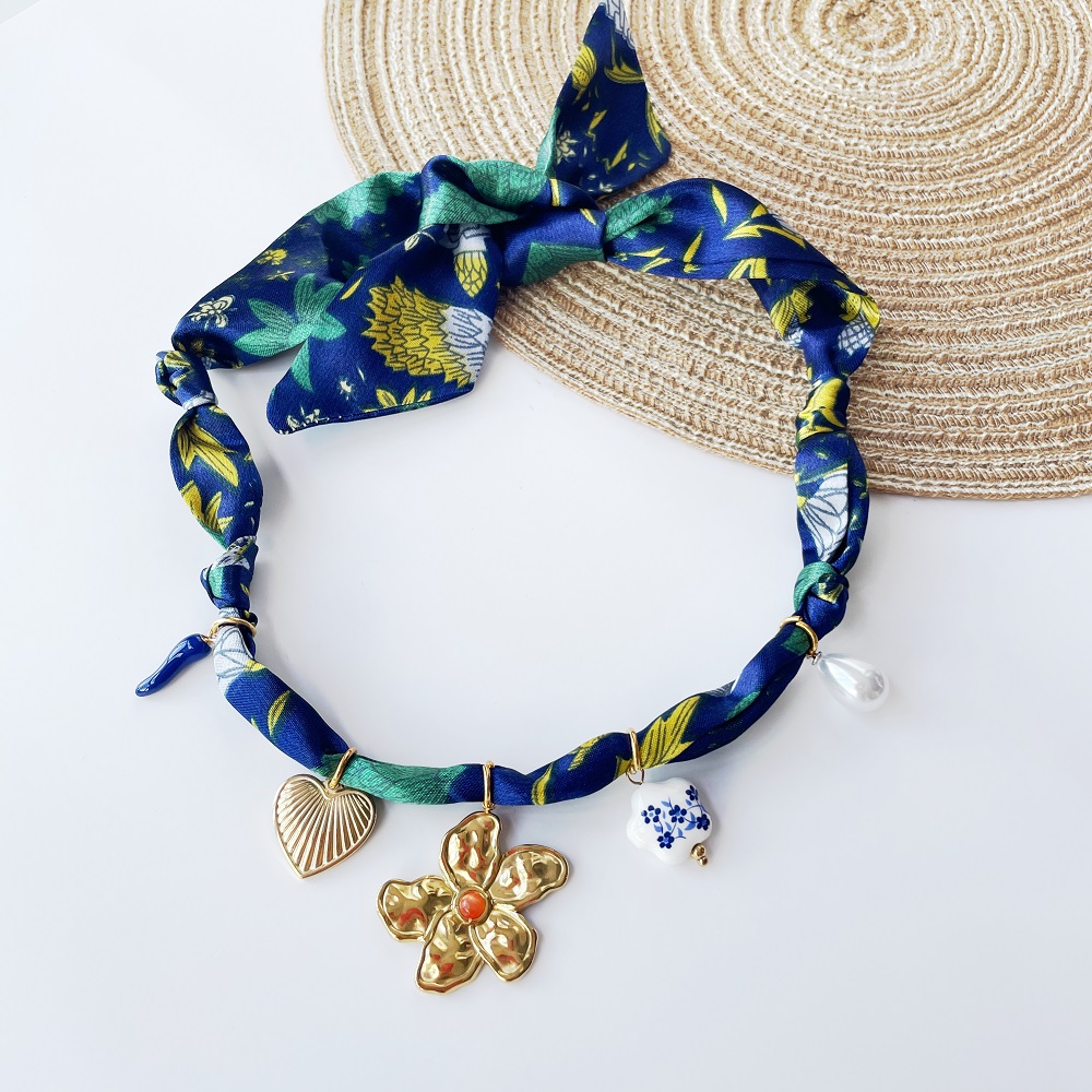 foulard bandana ras du cou pour femme avec fleur, perles et breloques, collier réglable