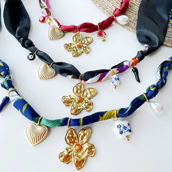 foulard bandana ras du cou pour femme avec fleur, perles et breloques, collier réglable