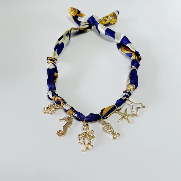 Collar de pañuelo azul con dijes de animales del océano, colgante de bufanda de moda para mujer, accesorio de regalo con temática otoñal.