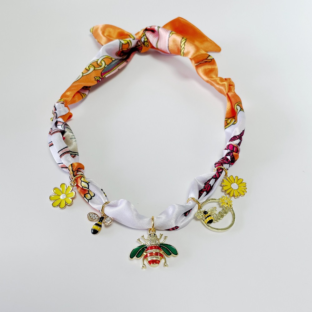 Collar de pañuelo azul con dijes de animales del océano, colgante de bufanda de moda para mujer, accesorio de regalo con temática otoñal.