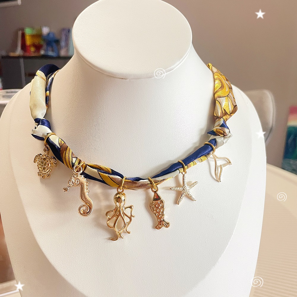Collier bandana bleu avec breloques d'animaux marins, pendentif foulard tendance pour femme, accessoire cadeau sur le thème de l'automne