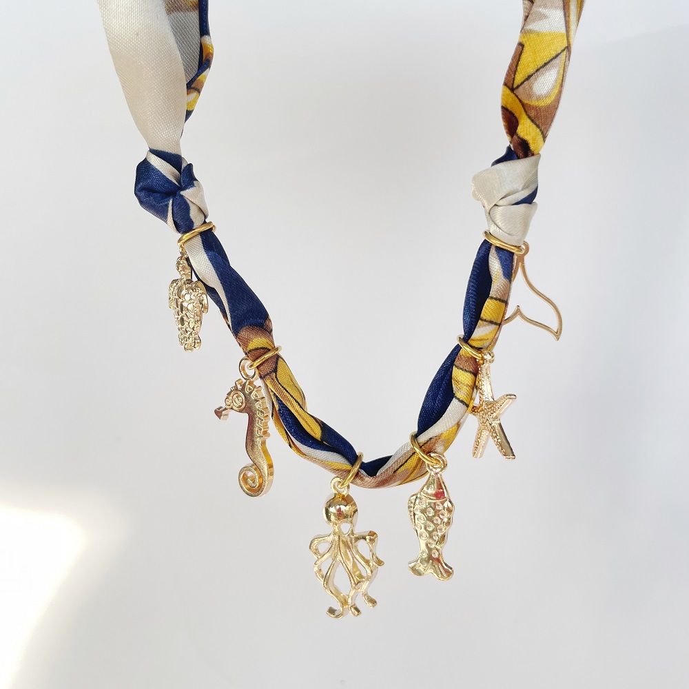 Collier bandana bleu avec breloques d'animaux marins, pendentif foulard tendance pour femme, accessoire cadeau sur le thème de l'automne