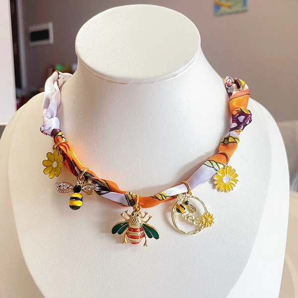 Scarf Necklace Featuring Bee Charms Fashion Scarf Pendant for Women Autumn-Themed Accessory Gift