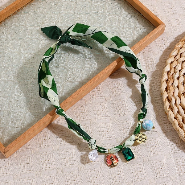 Collier pendentif foulard – bandana géométrique vert avec breloques, collier bandana 4 en 1, bracelet, bandeau de chapeau, breloque de sac