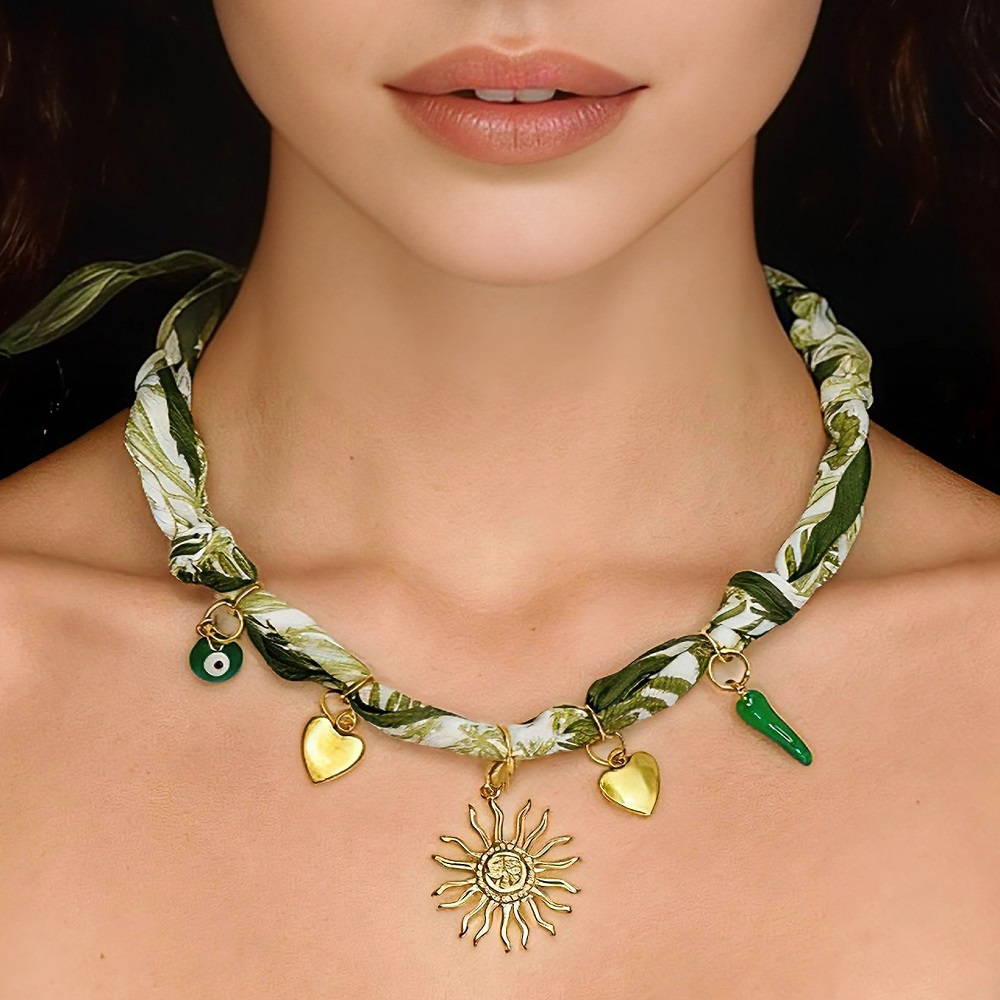 Collar con colgante de bandana: bufanda de abeja rosa con dijes, collar de bandana 4 en 1, pulsera, banda para sombrero, dije para bolso