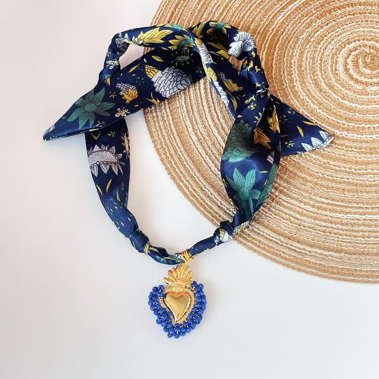 Navy Resin Heart Scarf Necklace with Shiny and Colorful Resin Beaded Heart Pendant Vintage Stackable Jewelry