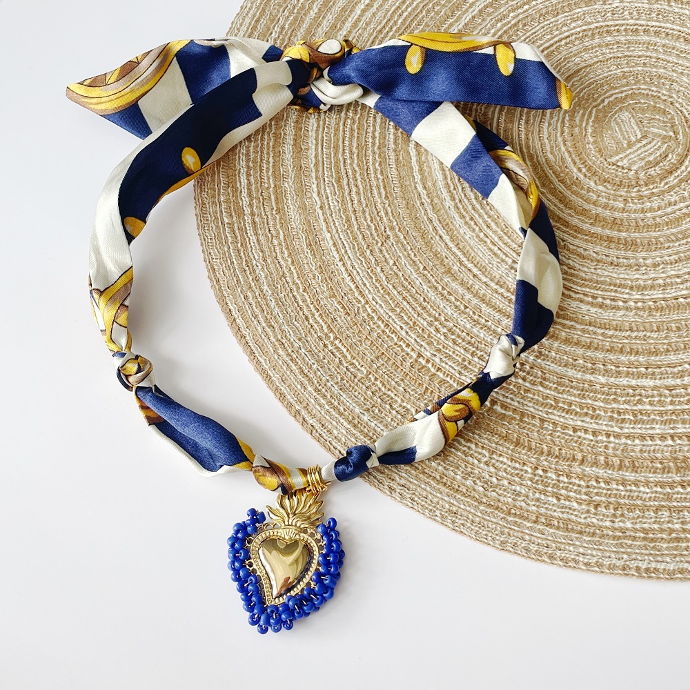 Navy Resin Heart Scarf Necklace with Shiny and Colorful Resin Beaded Heart Pendant Vintage Stackable Jewelry