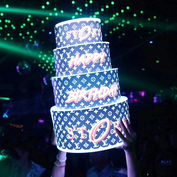 LEDケーキをライトアップ - カスタムLEDハッピーバースデーケーキ