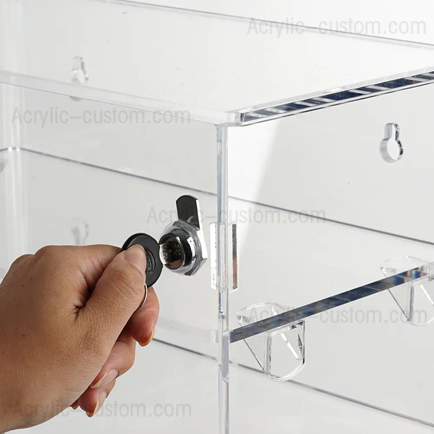 Klare Acrylvitrine mit Schlüsselschlössern