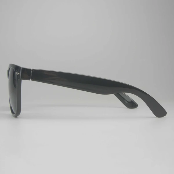 Black Classic Sunglasses With Metal Hinges