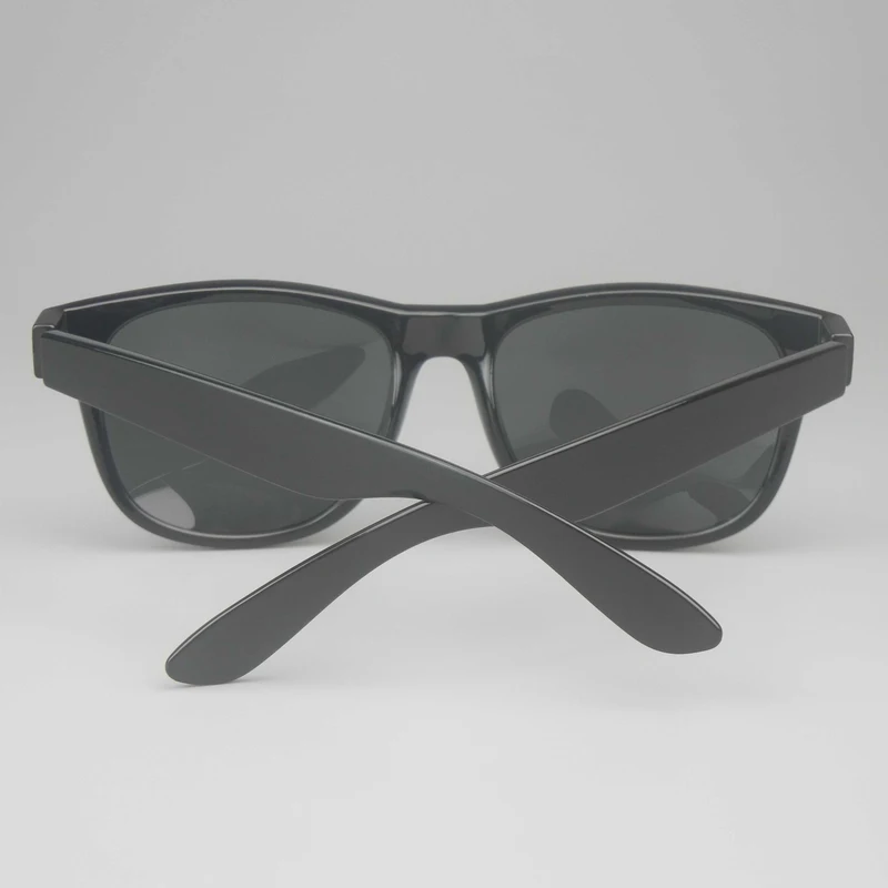 Black Classic Sunglasses With Metal Hinges