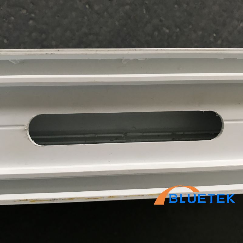 Agujeros y ranuras de ventana de PVC
