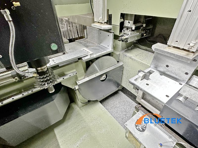 Centro de fresado de corte de parteluz de ventana de aluminio - Sección de fresado de corte