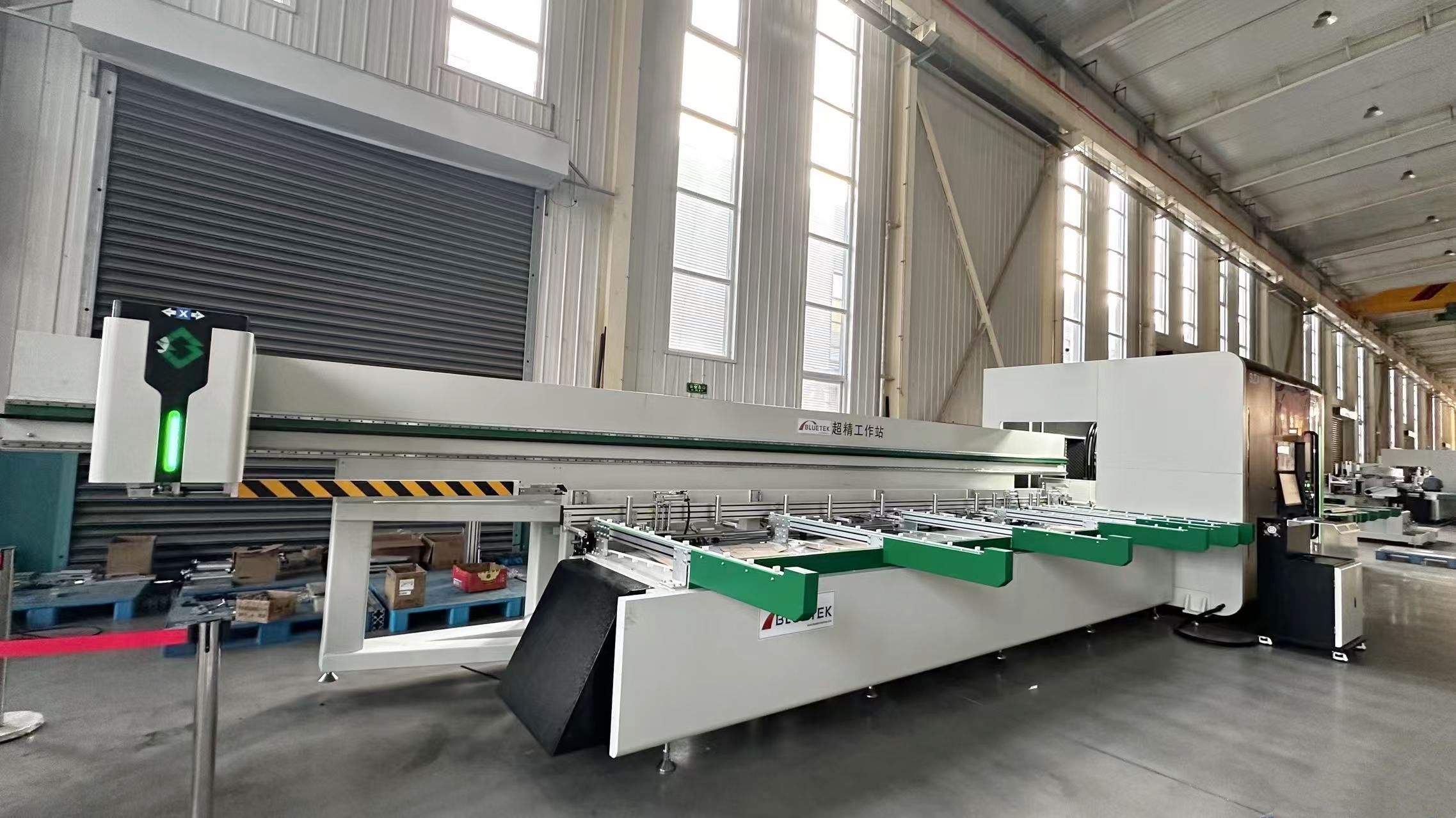 Loading unit of aluminum window door cutting machining center