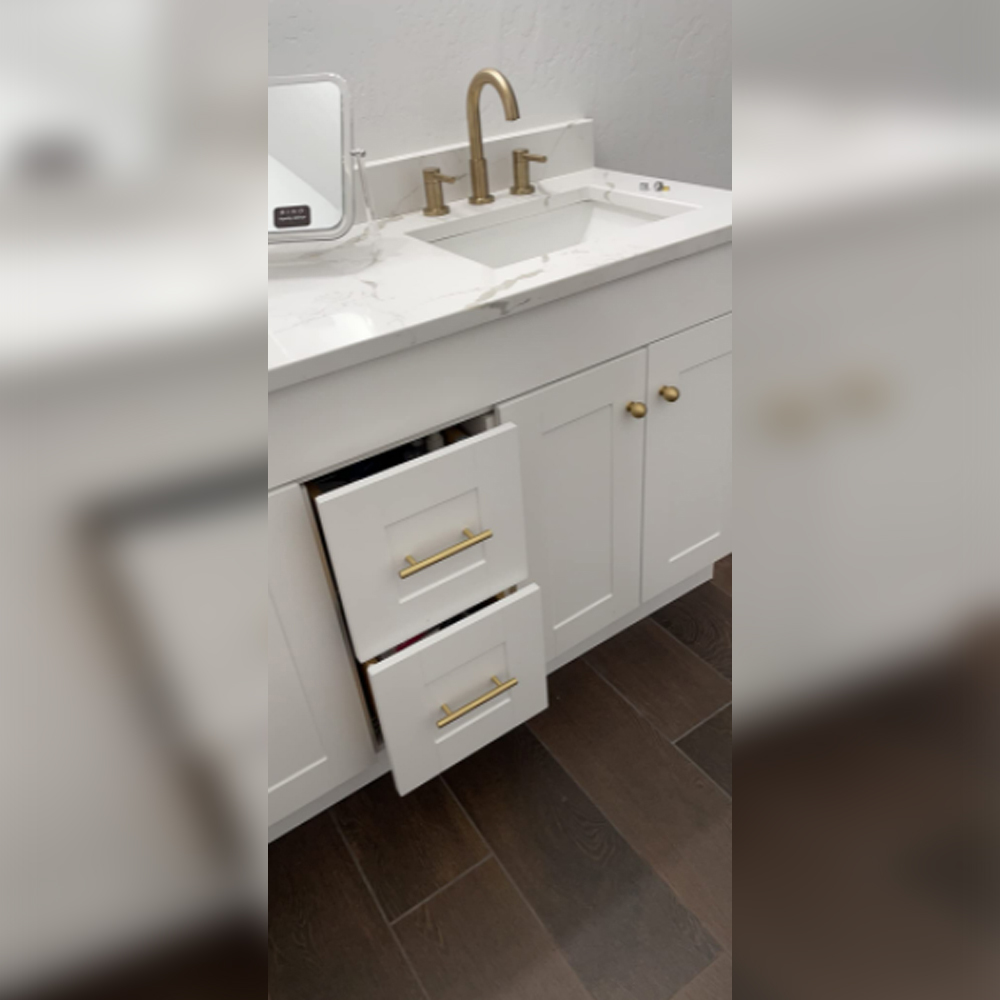 Use these brass pulls and knobs to upgrade the bathroom cabinets that make them a more warm and modern look.