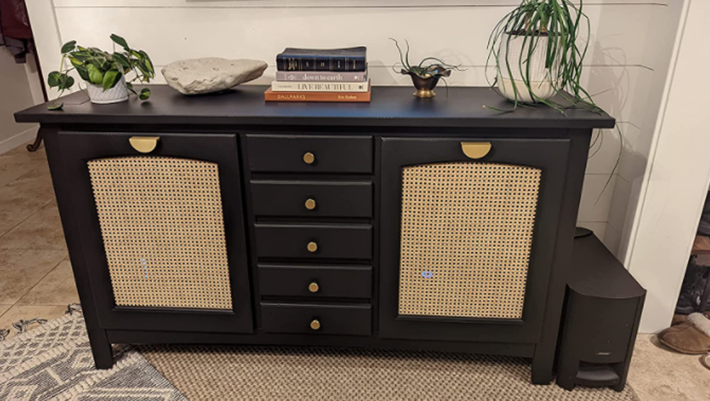 It’s amazing how one small change can make such a huge difference that QogriSun brass pulls/knobs give older projects a very pricy feel. Modern and simple profile and brushed brass doesn't allow fingerprints to show.