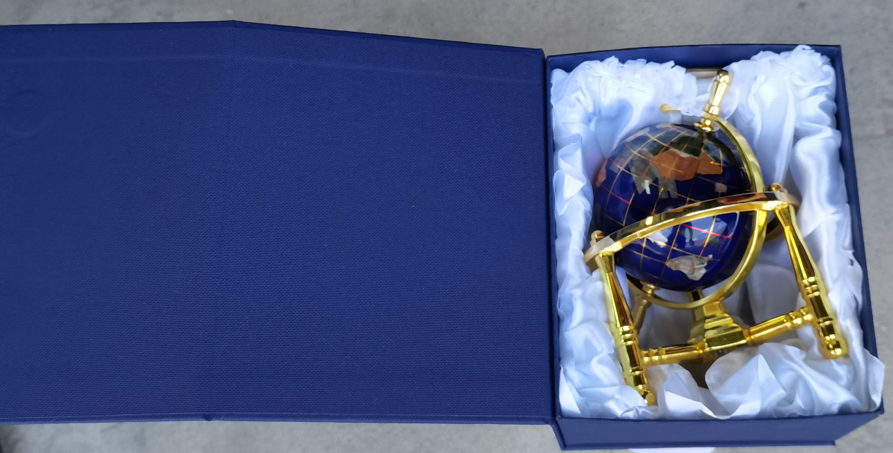 luxury high quality  gift globe for home decoration office hotel combine with valuable materials lapis gold powder pearl powder mother of pearl  jade zinc alloy