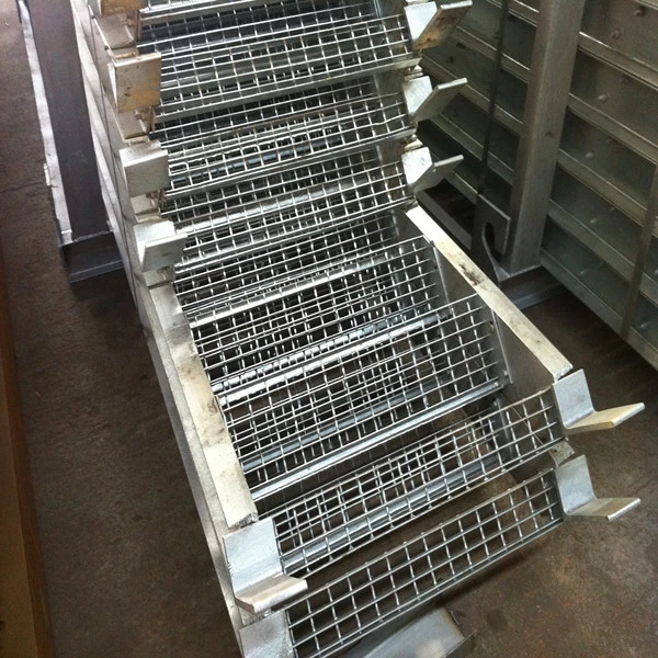 Galvanized steel gratings for working platforms