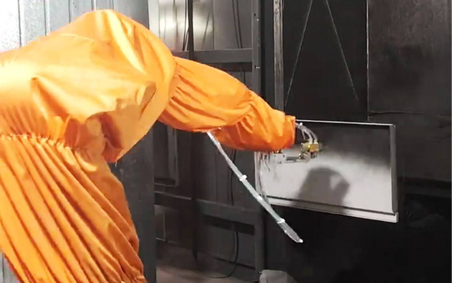 Een revolutie in de denimproductie: een spuitwerkstation zonder programmeerkennis luidt een nieuw tijdperk van intelligente productie in.