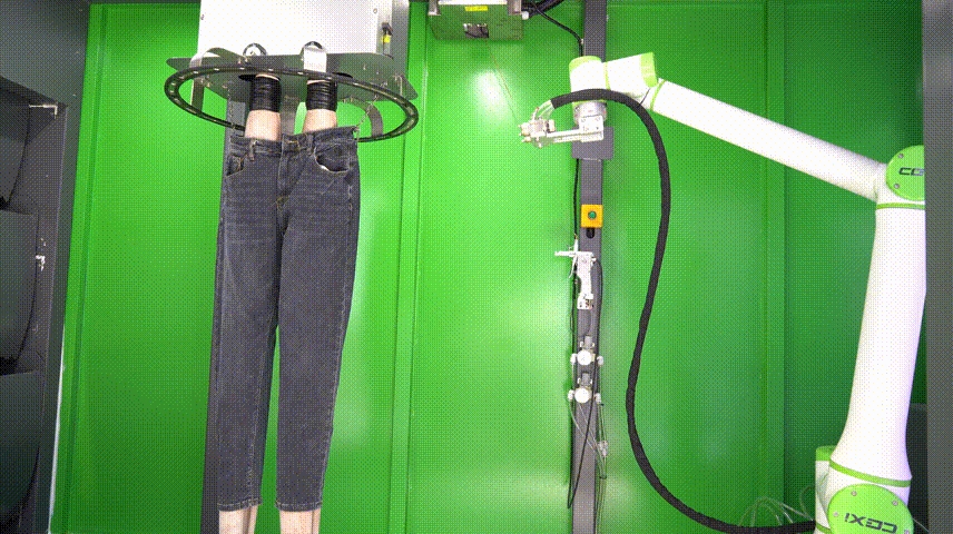 Jeans Spraying Robot Debuts at CIIF, Showcasing New Potential for Flexible Manufacturing