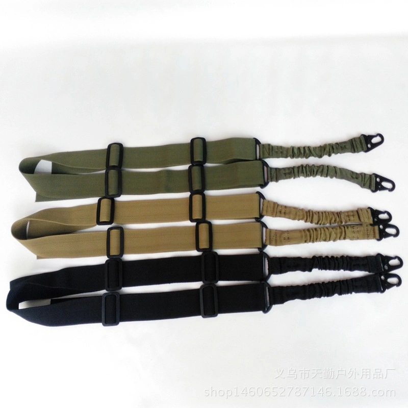 Двухточечная система с регулируемой длиной и металлическим карабином, идеальная для активного отдыха на природе.