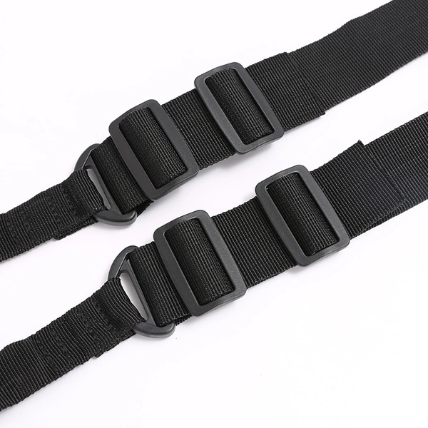 Двухточечная система с регулируемой длиной и металлическим карабином, идеальная для активного отдыха на природе.