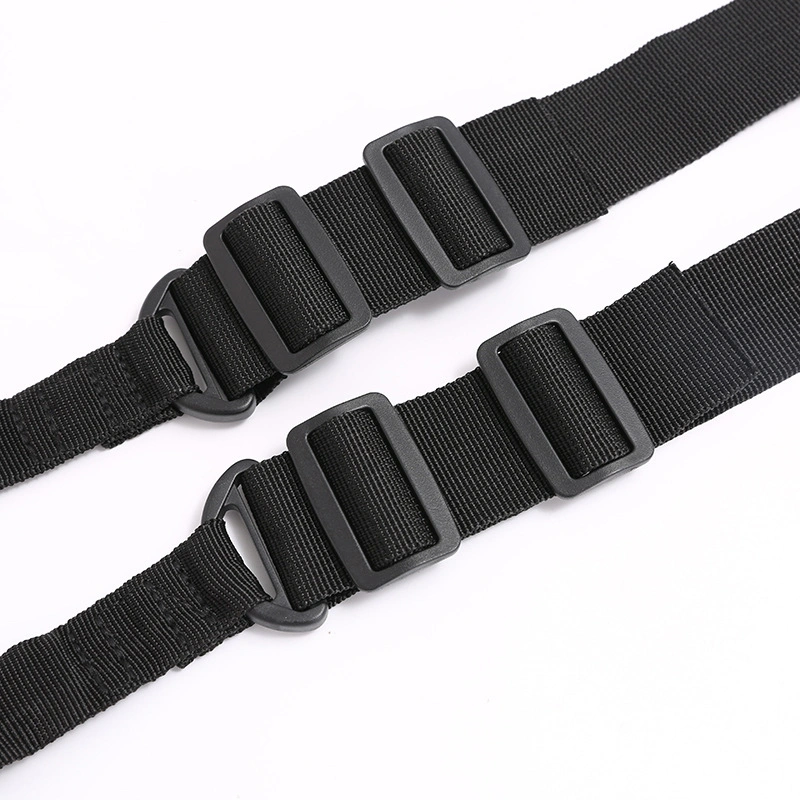 Двухточечная система с регулируемой длиной и металлическим карабином, идеальная для активного отдыха на природе.