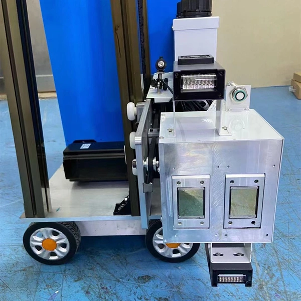 прямо к вертикальному принтеру, установленному на стене с сенсорным экраном