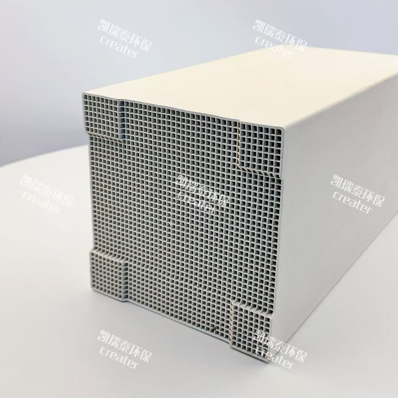 Dense heat storage honeycomb ceramic resistant to hydrofluoric acid and strong alkali