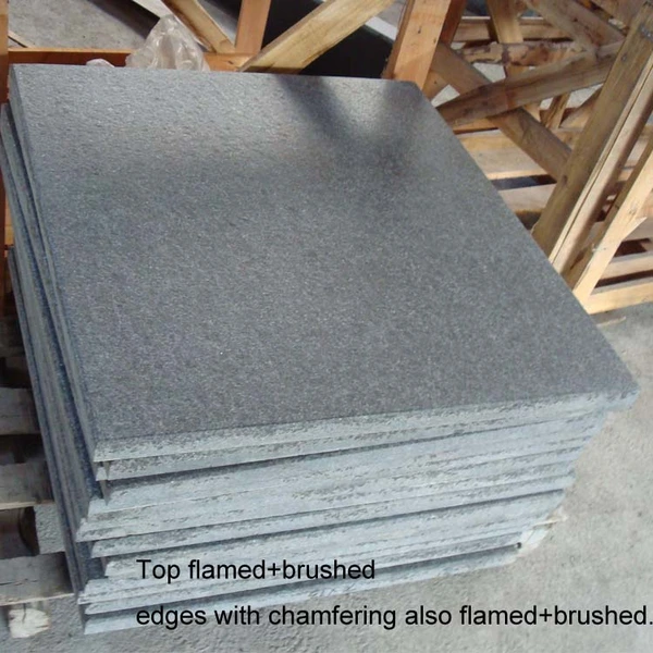 حجر رصف البازلت الأسود ملتهب للرصيف في الهواء الطلق