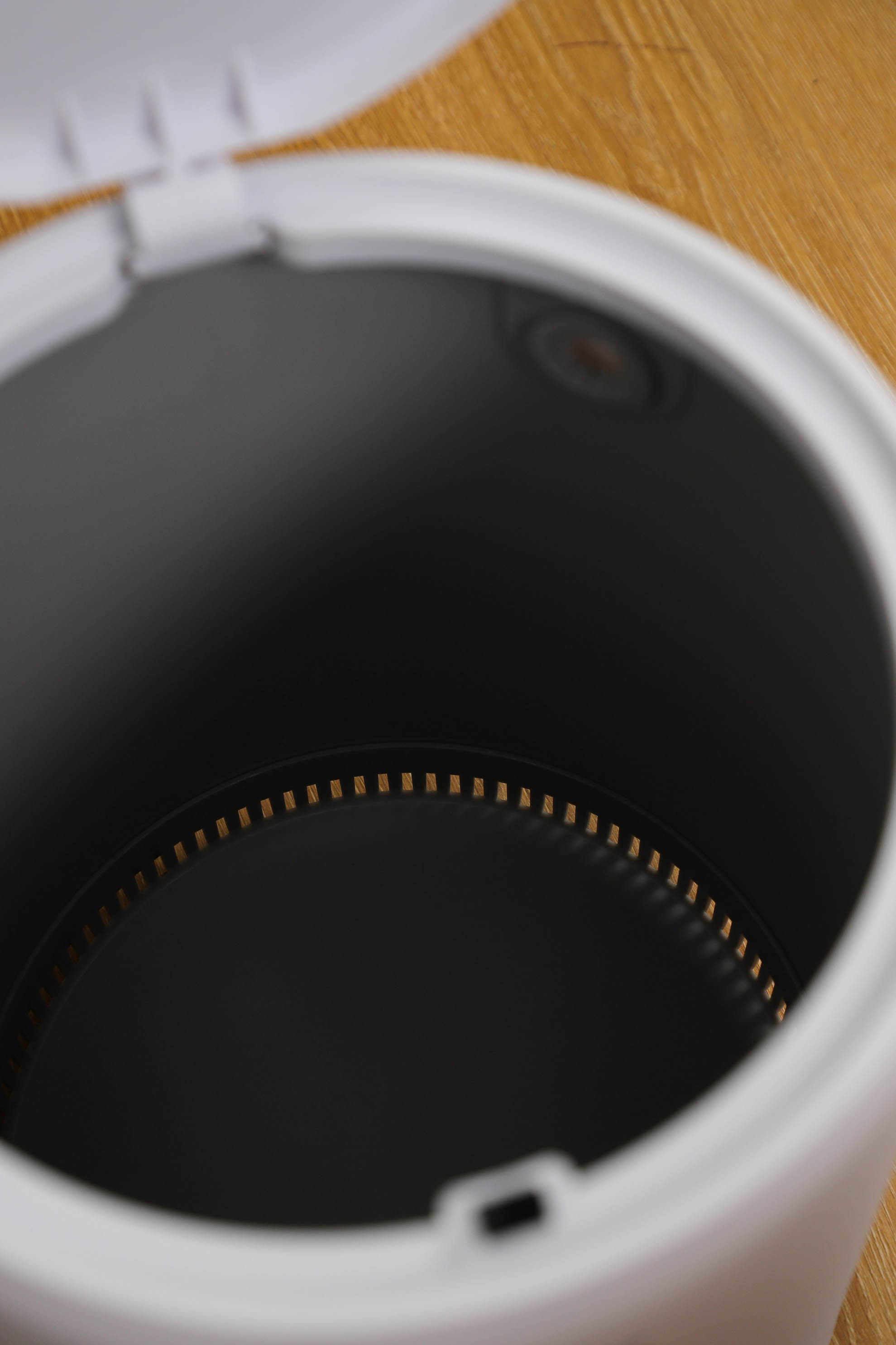 Air-Press Auto-Seal Bin