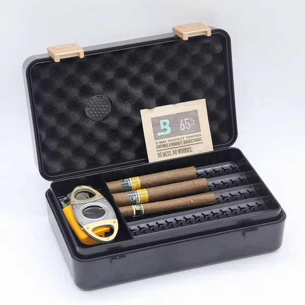 Cigar humidor sealed with water proof and pressure-resistant function