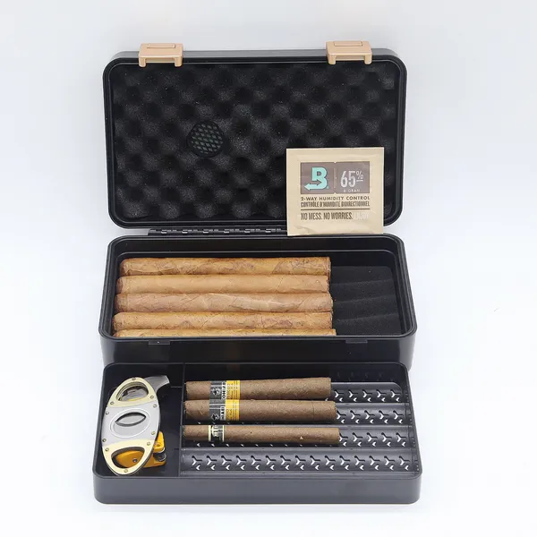 Cigar humidor sealed with water proof and pressure-resistant function