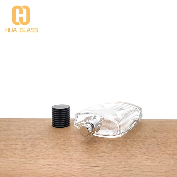 Frasco de vidrio de perfume cuadrado plano de 100 ml con tapa negra en relieve