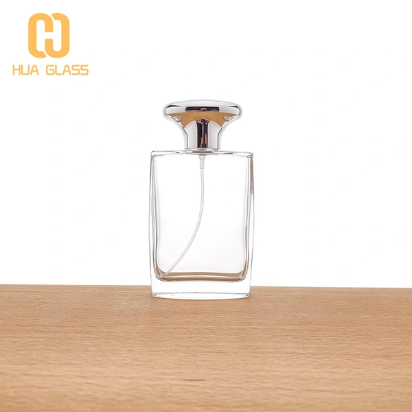 Frasco de vidrio de perfume cuadrado plano de 100 ml con tapa negra en relieve